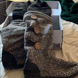 Knit brown boots